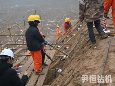 140架座式气动手持钻机客户案例.jpg